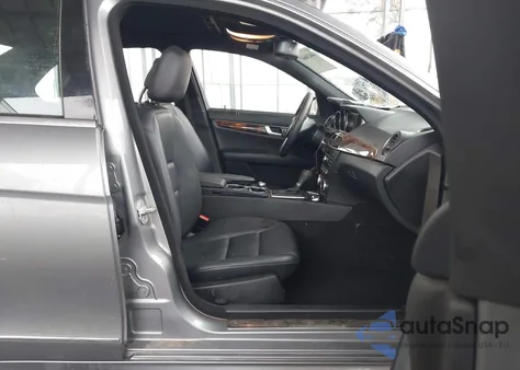 2012 Mercedes-Benz C 300 Sport 4Matic z USA, uszkodzony, nr VIN WDDGF8BB9CR210645